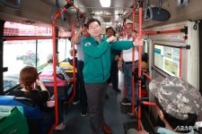 이상일 용인시장, 수지구청역 버스정류장·신봉동 마을버스 현장 점검