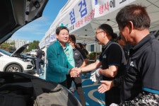 이상일 용인시장, 장애인 차량 점검 현장서 정비사들 격려