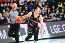 ‘인생 경기’ 최형찬, 눈꽃 슈터 공백 지웠다…LG, 슈퍼팀 KCC 제압하고 공동 선두 도약
