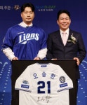 “21년간 감사했습니다” 끝판대장 오승환, 일구대상 수상으로 피날레…전설 박철순·송진우와 영구결번 착장식