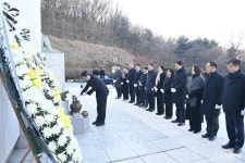 “희생과 헌신 잊지 않겠다”…조용익 부천시장 새해 참배