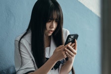 스마트폰으로 번진 기이한 저주…영 어덜트 호러 ‘기리고’가 온다