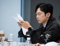 지성·하윤경·박병은·문소리, 장충금 둘러싼 연기파티 (아파트)