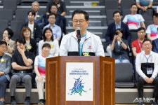 민경선 고양시장, ‘파라·유소년 어울림 아이스하키대회’·배드민턴대회서 응원[포토]