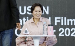 [BIFF] 김혜자, 건강이상설 딛고 밝은 미소로 무대인사 참석… “마음을 어루만질 영화”