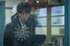 구교환, 김윤석 후임 역무원으로 변신…영화 ‘폭설’ 캐릭터 스틸 공개