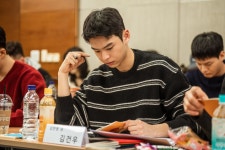 김우빈, 전국 꼴찌 고교 야구부 감독 된다…12월 첫방 (기프트)