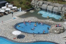 에메랄드 빛 바다 펼쳐지는 환상의 리조트