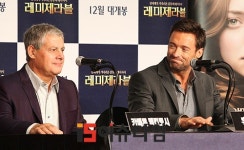 [포토이슈] 휴 잭맨, 메론 맥킨토시에 `흐믓 미소`