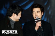 [SW포토] 김강우, 권호영 감독과 무슨 이야기?