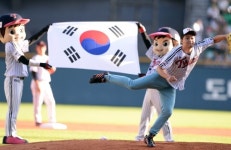 전현무 시구, 광복절 맞아 태극기와 어우러진 시구 사상 최초 시도!