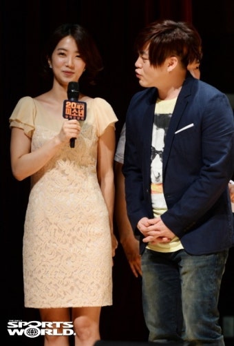 [SW포토] 문희준, 강지영 아나운서에게 다가가 호감 표시?