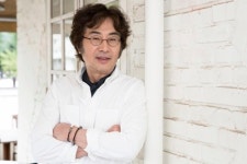 [한준호의 연예계생태보고서] 백윤식, 중견배우 그 누구도 경험하기 어려운 황혼 열애에 대한 대처법