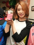 [SW포토] 티아라 자선 바자회 지연, 아로마 향초 들고 미소