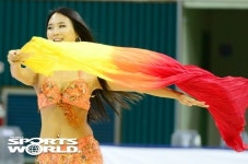 [SW포토] 치어리더 밸리댄스에 후끈 달아오른 농구장?