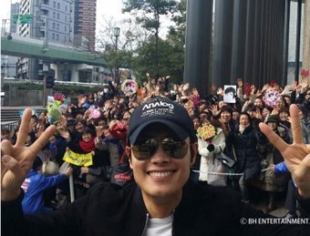 역시 뵨사마! 이병헌 3년만의 日 팬미팅 대성황