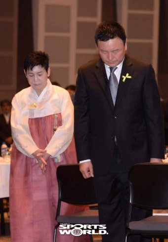 [SW포토]묵념하는 허정무 부회장 내외