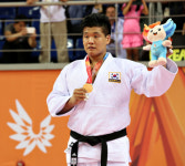[광주U대회] 남자 유도 조구함, 한국 선수단 첫 금메달 주인공