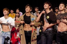 매드타운, 칼국수 먹기 위한 특급 개인기 ‘전원 초콜릿 복근’ 공개!