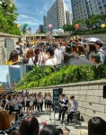 테이크, 청계천 버스킹 공연… 미니콘서트 방불 열띤 호응