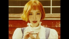마이 네임 이즈 캐리 가인, 파격 주황머리 소녀 변신