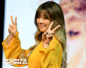 [SW포토] 가수 김주나, 깜찍한 포즈
