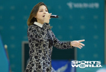 [SW포토] 가수 이하이, 시원한 노래로 축하를