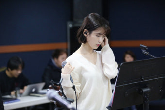 아이유, 단독콘서트 연습 현장 포착… 진지한 표정 눈길