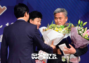 [SW포토]전일수 심판, 일구상 심판상 수상