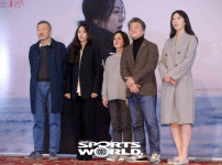 [SW포토]밤의 해변에서 혼자