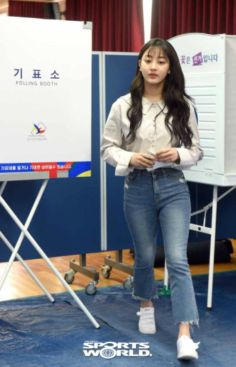 [SW포토]트와이스 지효,'제19대 대통령은 내 손으로'