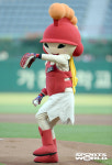 [SW포토] SK 마스코트의 승리기원 시구