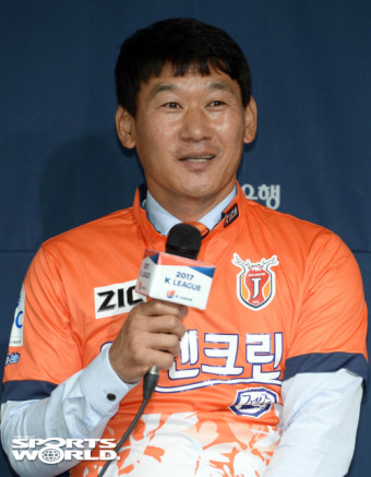 [SW포토] 제주유나이티드 조성환 감독 우승공약은 '팬 몇분을 사비로 ACL 초청'