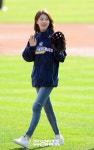 [SW포토]한국시리즈 4차전 시구는 수지