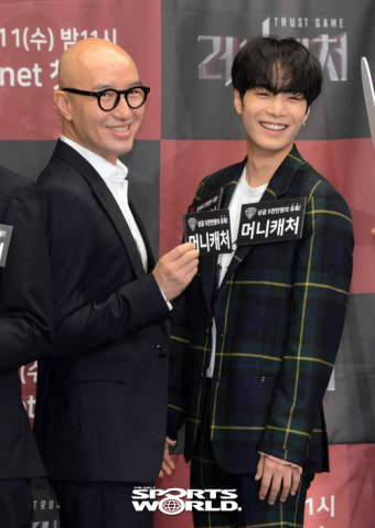 [SW포토]홍석천-뉴이스트 JR,'마주보며 포즈'