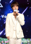 [SW포토] 가수 박지훈의 무대인사