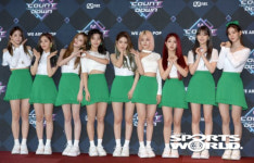 [SW포토] 그룹 프로미스나인, 초록초록 패션