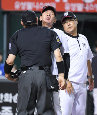 [SW의눈] 심판 재량 논란과 이강철 감독 분노… 핵심은 ‘오심’