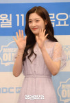 [SW포토]정채연,반가운 손인사