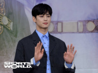 [SW포토] 배우 차은우, 훈남의 손인사