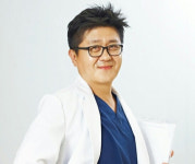 [배원배의 성형카운셀링] 추석 선물로 ‘쌍꺼풀수술’ 받고 싶다는 엄마, 괜찮을까요?