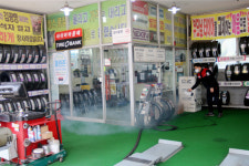 매장 소독 및 방역 중인 타이어뱅크