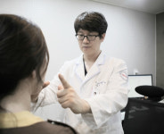 악소리 나는 턱관절 통증, 스트레스 조심해야… 한방치료 도움될까?