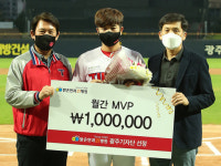 [내야외야]KIA 김민식, 밝은안과21병원 9월 MVP 선정