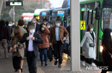 오늘 밤 10시부터 서울 버스·지하철 운행 20% 감축운행