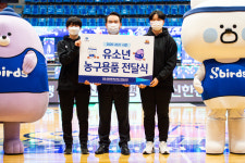 신한은행, 연고지 초·중 여자농구팀에 장비 기부