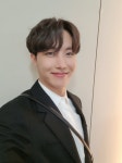 방탄소년단 제이홉, 오늘도 빛나는 보조개 미남 “늦었지만 셀카 ‘뿅’” [스타★샷]