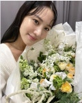 ‘차민근♥’ 수현, 꽃과 함께 미소 부르는 미모 자랑 [스타★샷]