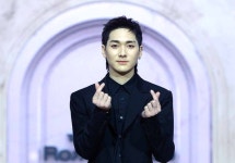 [SW포토]뉴이스트 아론,러브에게 하트를