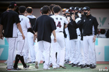 우천 노게임 KT, 1501일 만에 단독 1위 등극